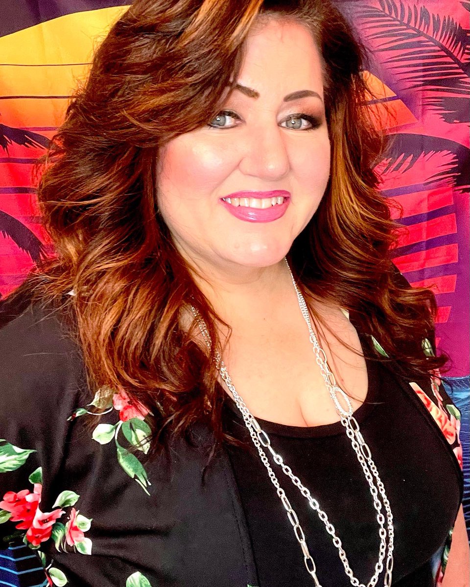 BibaGirrrl's tweet photo. I had some fun posing today using my new ring light,wireless remote & beachy backdrop,I’m expanding my services to include makeover packages w/photos!📸📱 #fridayvibes #newpics #beautypro #plussizefashion #beautyblogger #plussizebloggers #curvyblogger #photoshoots #photooftheday https://t.co/CbibNjESLp