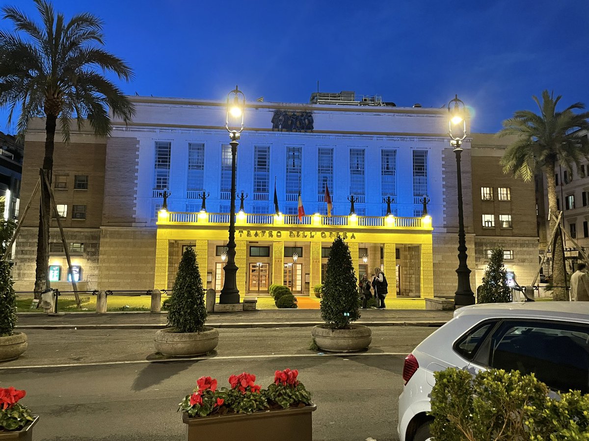 bruce_kilby's tweet photo. Kudos to #TeatroDellOperaDiRoma with their lighting. #IStandWithUkraine https://t.co/TJvHY31gAK