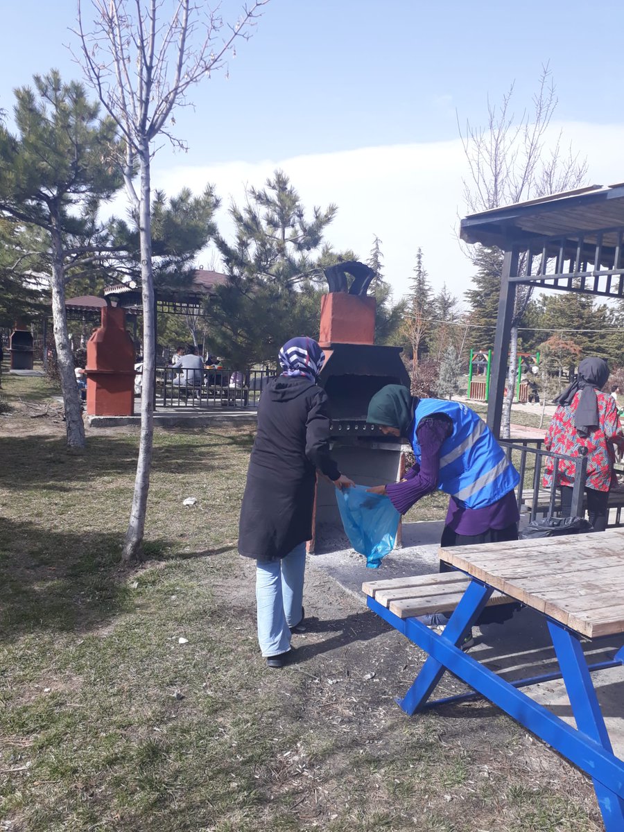 NigdeKYGM's tweet photo. Bugün öğrencilerimizle hem doğa gezisi yaptık hamde piknik yaptık🌳🙋‍♂️

E tabi çevremizi temizlemeyi ihmal etmedik 😍

📍Fadimana Halisdemir Yurdumuz https://t.co/RuqbjQVRF8
