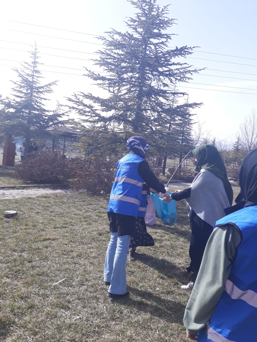 NigdeKYGM's tweet photo. Bugün öğrencilerimizle hem doğa gezisi yaptık hamde piknik yaptık🌳🙋‍♂️

E tabi çevremizi temizlemeyi ihmal etmedik 😍

📍Fadimana Halisdemir Yurdumuz https://t.co/RuqbjQVRF8