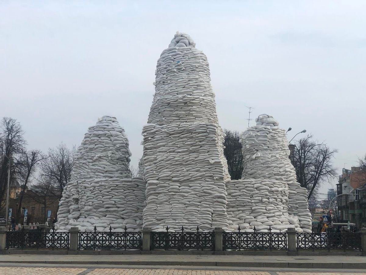 nikorepi's tweet photo. Takto Ukrajinci chrání svoje kulturní dědictví. Sochy v Kyjevě. https://t.co/XDbaqsDqyg