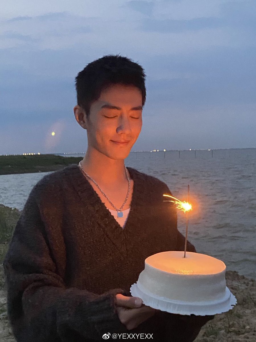 follow up to xz's 29 bday cpn WHEN THIS PIC WAS CIRCULATING and the source was unknown and the angle and quality was diff from official pics MAYHAPS DD LET IT OUT? it was rumored that dd was a few hours from the lake and was gone that eve and came back late at night to shoot.