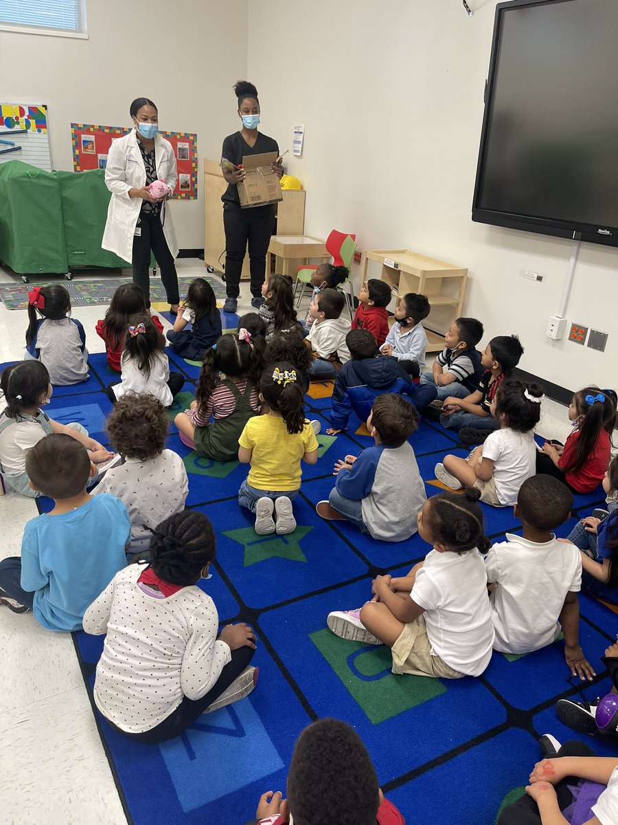 ApeccBulldogs's tweet photo. It’s Career Week at Arlington Park! The veterinarian visited Our Bulldog Pups today and we learned about how to take care of our pets!
¡Semana de carreras profesionales! El día de hoy tuvimos la visita de una veterinaria. 🐶💙🤍
#APECC #agreatplacetostart @dallasschools https://t.co/RRrmhb41th