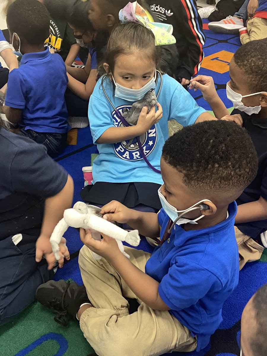 ApeccBulldogs's tweet photo. It’s Career Week at Arlington Park! The veterinarian visited Our Bulldog Pups today and we learned about how to take care of our pets!
¡Semana de carreras profesionales! El día de hoy tuvimos la visita de una veterinaria. 🐶💙🤍
#APECC #agreatplacetostart @dallasschools https://t.co/RRrmhb41th