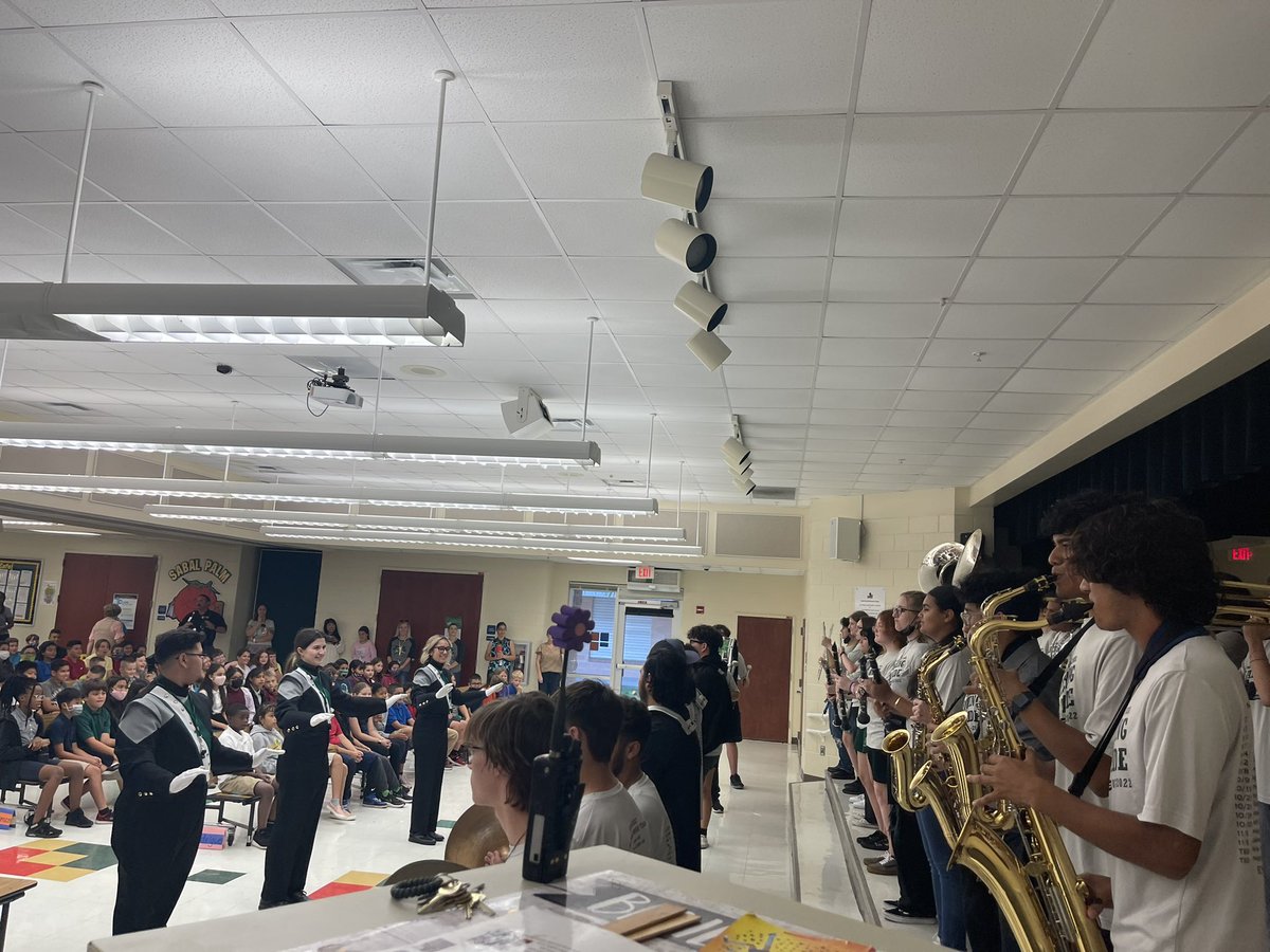 EFuentSPE's tweet photo. So grateful that the PRHS Marching Pride visited SPE to motivate our students before testing and show the beauty in music. Go Palmetto! 💚🐻 @SPEHAWKSNAPLES @PRHSBands https://t.co/ENih00BqVQ