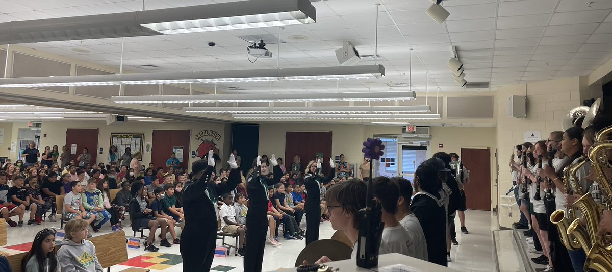 EFuentSPE's tweet photo. So grateful that the PRHS Marching Pride visited SPE to motivate our students before testing and show the beauty in music. Go Palmetto! 💚🐻 @SPEHAWKSNAPLES @PRHSBands https://t.co/ENih00BqVQ
