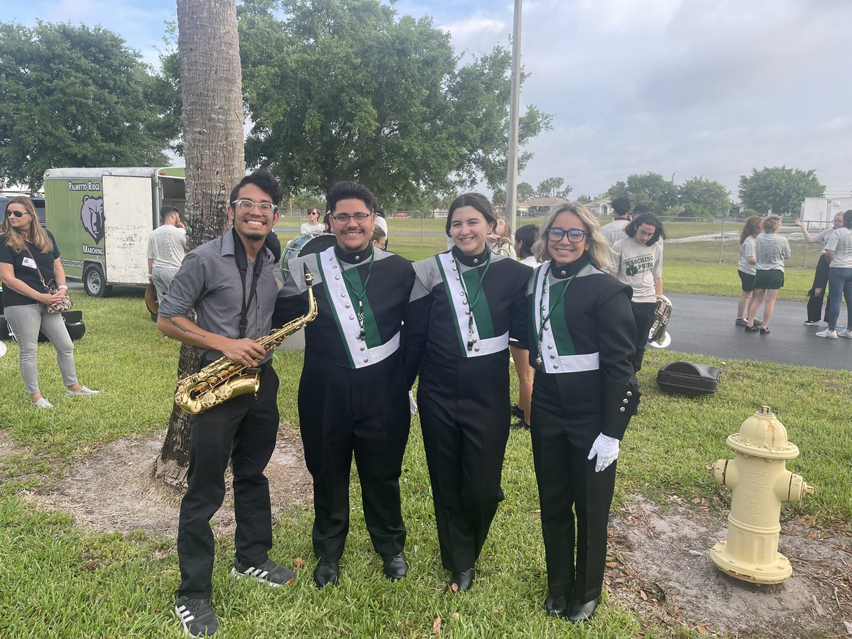 EFuentSPE's tweet photo. So grateful that the PRHS Marching Pride visited SPE to motivate our students before testing and show the beauty in music. Go Palmetto! 💚🐻 @SPEHAWKSNAPLES @PRHSBands https://t.co/ENih00BqVQ