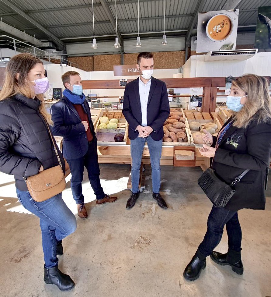 MIRALLESMP's tweet photo. Quand 3 jeunes ingénieurs agronomes s’engagent à recréer sur notre territoire une souveraineté alimentaire et de l’emploi je dis 🙌🏻, &amp; je les encourage à dupliquer le modèle!
Ils ont reçu une médaille chacun de l’assemblée nationale #circuitcourt #agriculteurs #viticulteurs 🇫🇷 https://t.co/tOD4gvYz9O