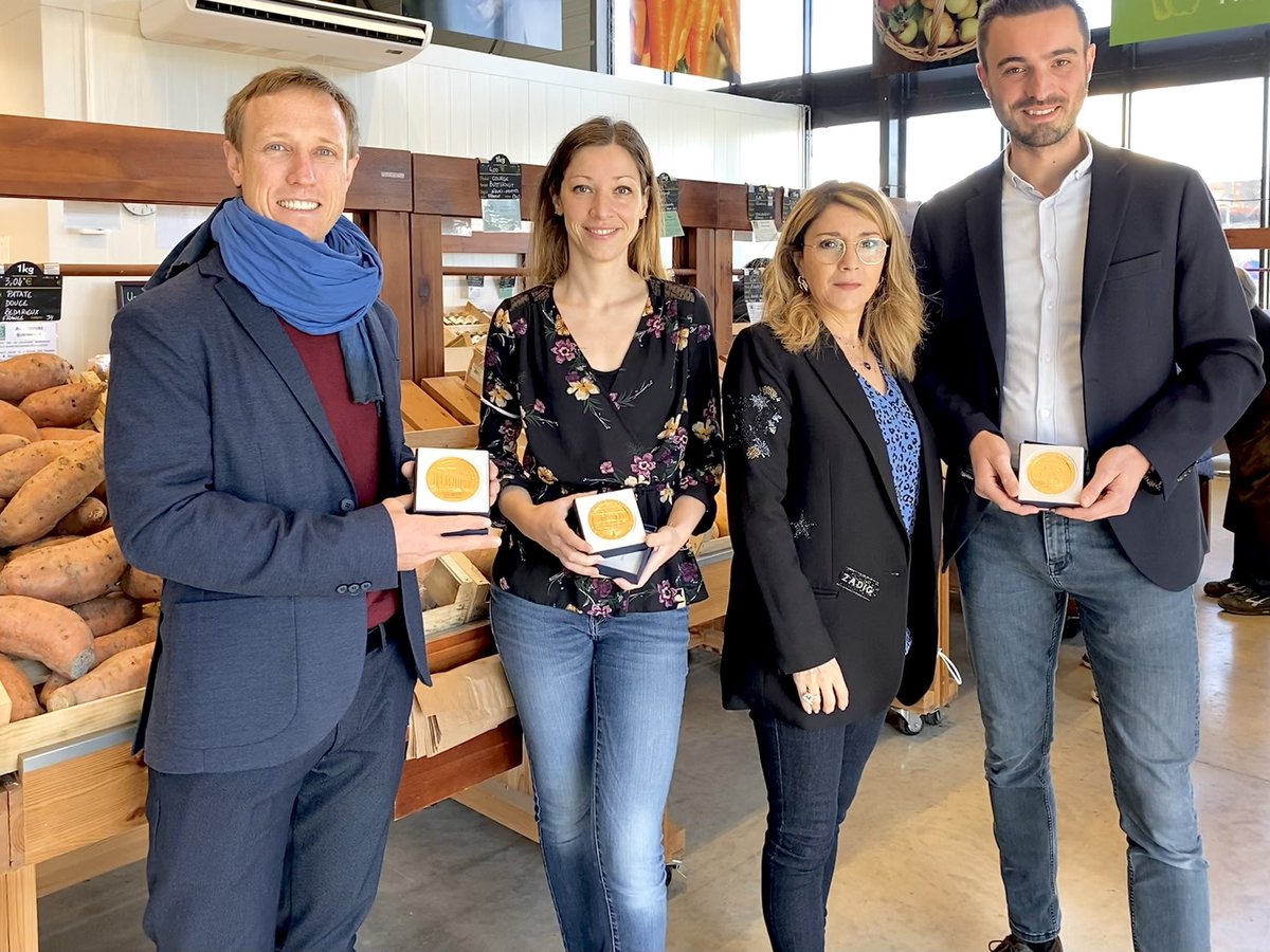 MIRALLESMP's tweet photo. Quand 3 jeunes ingénieurs agronomes s’engagent à recréer sur notre territoire une souveraineté alimentaire et de l’emploi je dis 🙌🏻, &amp; je les encourage à dupliquer le modèle!
Ils ont reçu une médaille chacun de l’assemblée nationale #circuitcourt #agriculteurs #viticulteurs 🇫🇷 https://t.co/tOD4gvYz9O