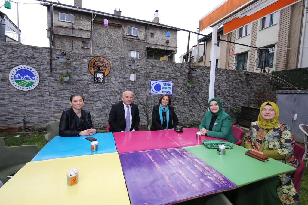 engelsizkafe's tweet photo. İstanbul Milletvekilimiz @tulaykaynarca , Sakarya milletvekilimiz @cigdematabek ,Ak Parti Sakarya Kadın Kolları Başkanı Yasemin Özkal Turhan hanımefendi ile birlikte kafemizi ziyaret ettiler. İlgileri ve hoş sohbetleri için teşekkür ederiz @TurkiyeBeyazay @lokmanayva @fkaledibi https://t.co/xnvMVwgEPg