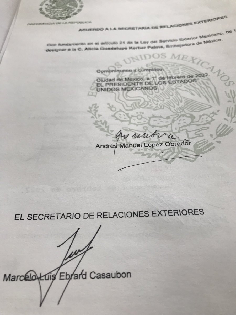 AliciaKerber's tweet photo. El día de hoy recibí de manos de @MoisesPoblanno el acuerdo de mi designación como Embajadora, último escalón en una carrera construida a base de trabajo y esfuerzo. #OrgulloSem. Mi agradecimiento a @lopezobrador_ @m_ebrard @r_velascoa https://t.co/feh5RMKd0T