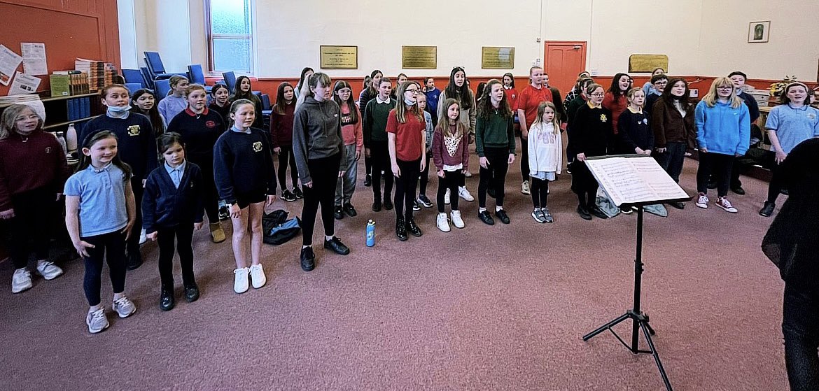 A dyna'r ymarfer olaf drosodd a chyffro dydd Sul yn agosau. Diolch i'r plant i gyd am eu gwaith caled. Edrych ymlaen at berfformio ddydd Sul. Hei lwc i'r holl gorau fydd yn cymeryd rhan - mi fydd hi'n braf iawn gweld pawb eto💜 <a href="/cor_cymru/">Côr Cymru</a> #côrieuenctidmôn