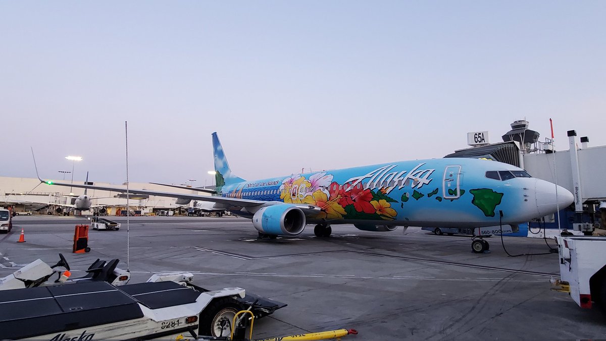 veryboeing's tweet photo. Alaska Airlines #B737 -890 #N560AS waiting for it's work day to start in KLAX https://t.co/SNUcCNF5Yy