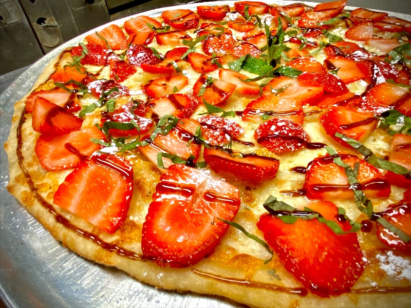 strawberryspub's tweet photo. A pizza covered in sliced Strawberry's?? 🍓 - https://t.co/oLvN3lLqh6 https://t.co/TpWurqQsqe