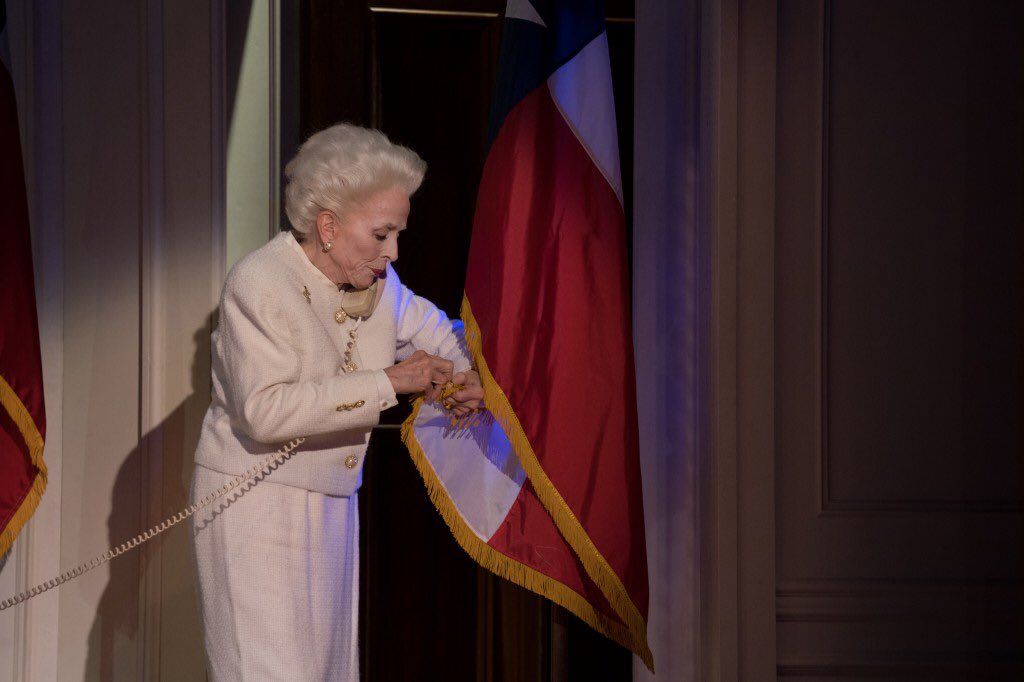 RT @hollandtaylor__: Wonderful pictures of @HollandTaylor as Ann Richards on opening night! 

Taken by Jenny Graham https://t.co/Mz4p9h40oA