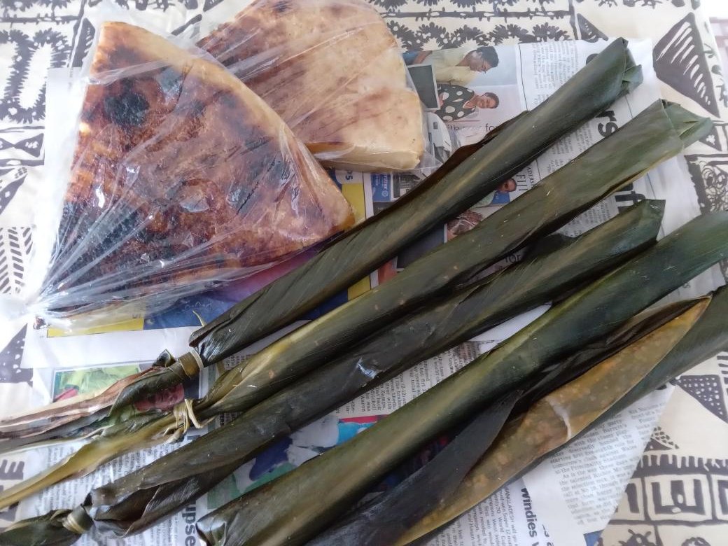 tmoeofo's tweet photo. Na bila (Fijian bread) na tapi solo mai Naila vata kei na Kai (fresh water mussels) mai Nakini, Nausori #Suvanarket. #nabula #lifeisgood #GodisGood https://t.co/QwpBKo7MHb
