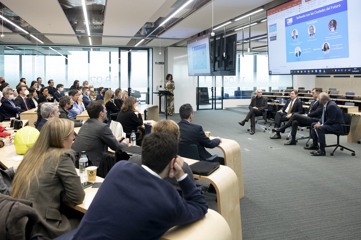 morenocasas's tweet photo. Gracias @IE_RealEstate por el debate sobre el #futuro de las ciudades con #MadridNuevoNorte como referencia de las smart cities en 🇪🇺🇪🇸.Oportunidad para #talento en #SUDS, #economíacircular, #gemelodigital #naturalización #comunidadesenergéticas @FundMetropoli @madrid_wcc https://t.co/MIkm33eiPJ