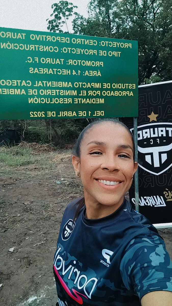 AmarelisDeMera's tweet photo. Hoy NO es cualquier día! 1ro de Abril del 2022 quedará grabado en la historia de nuestro fútbol panameño.
Estoy ORGULLOSA de vestir estos colores!
¡TAURO TAURO TAURO! https://t.co/4JWrvPgDf1
