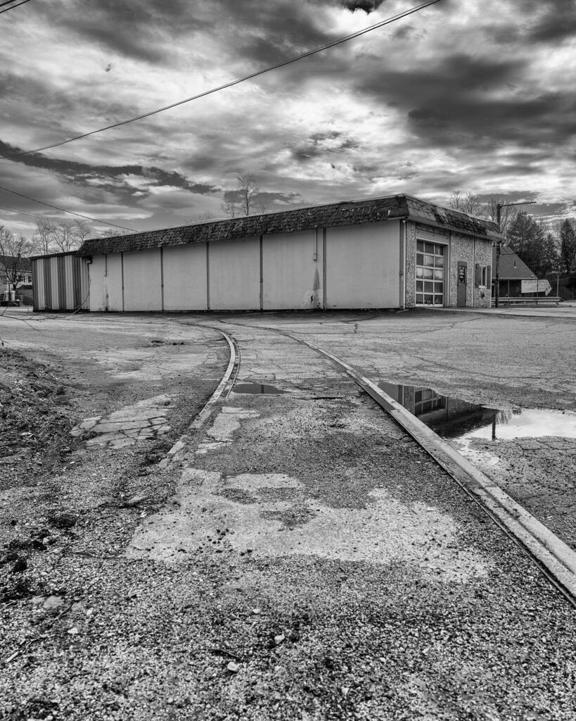 Abandoned car wash #abandoned #urbex #carwash #decay #blackandwhitephotography #sky #rail #igmassachusetts #nikon #nikonphotography #nikonz9 ift.tt/2CSzhdR instagr.am/p/Cb0o5GVu5Qr/