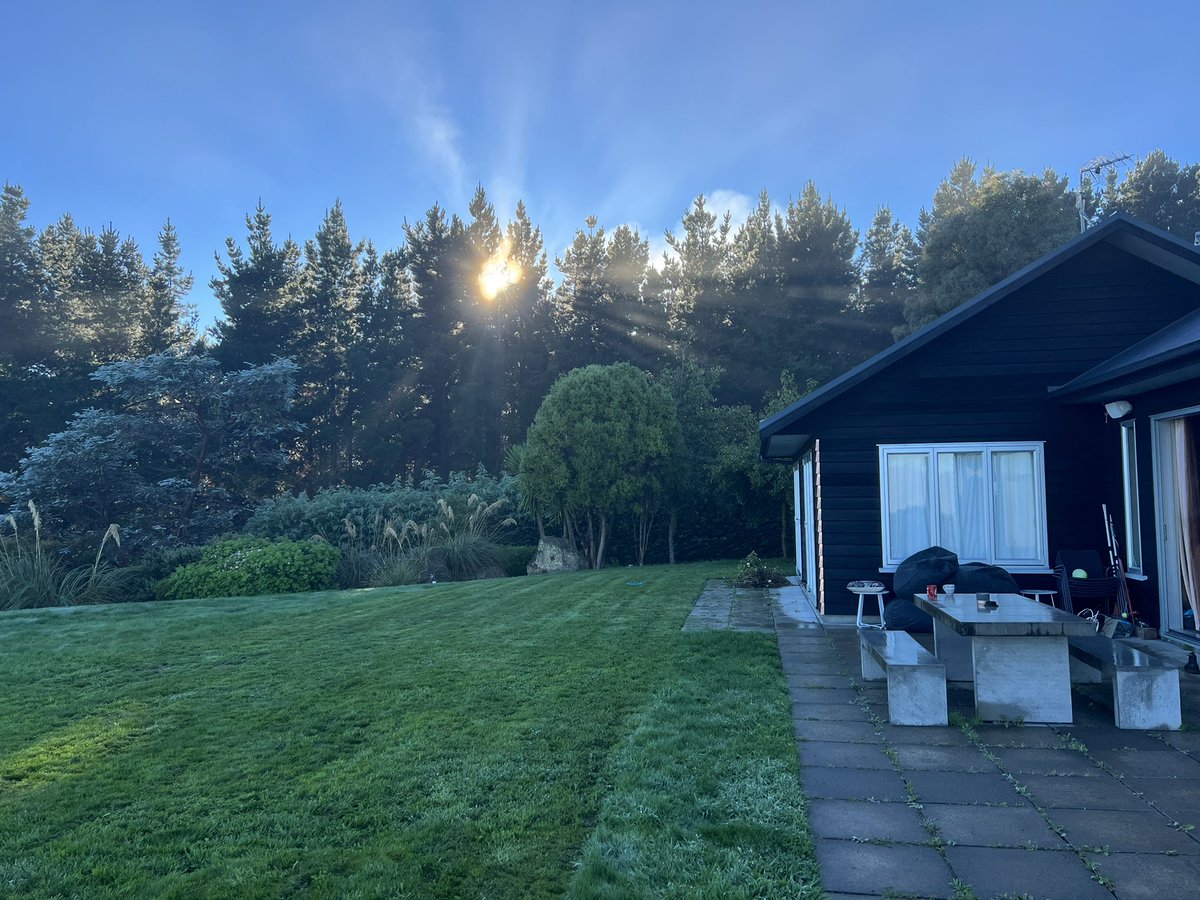 j2h's tweet image. I thought it would be cool to be a thought leader, but that means I need to have thought leader thoughts. Instead I’ll just share a photo of the morning sun and you can all think of thought leader thoughts.