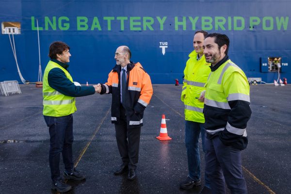 PortalPortuario's tweet photo. Puerto de Vigo recibe la primera carga de GNL en España del buque Auto Advance - https://t.co/aaz26HRKWr #España #PuertoVigo #GNL #AutoAdvance https://t.co/NLT8CB4M2K