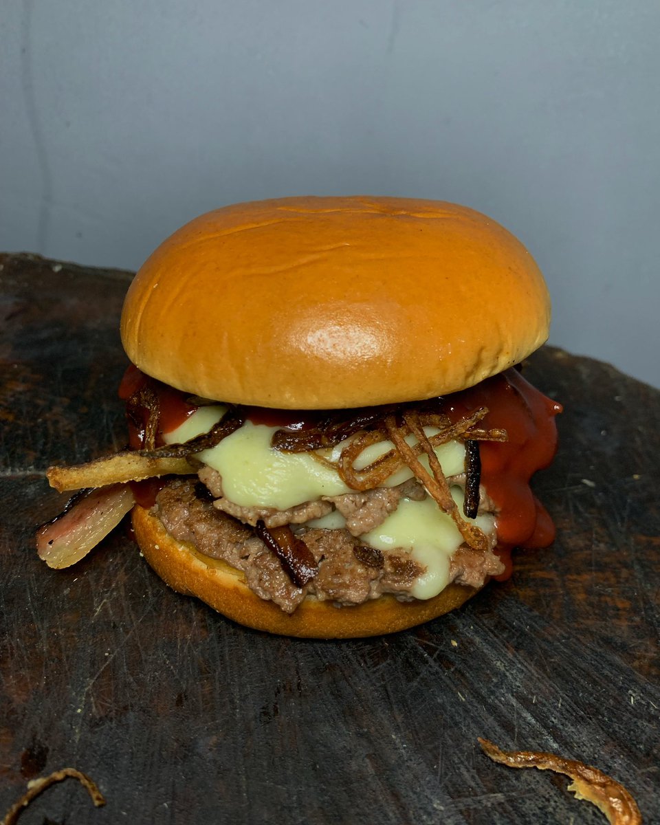 Não perca a oportunidade de provar nosso smash  barbecue delicioso 🥰

📍 @deliveryboush / 2196480 6459