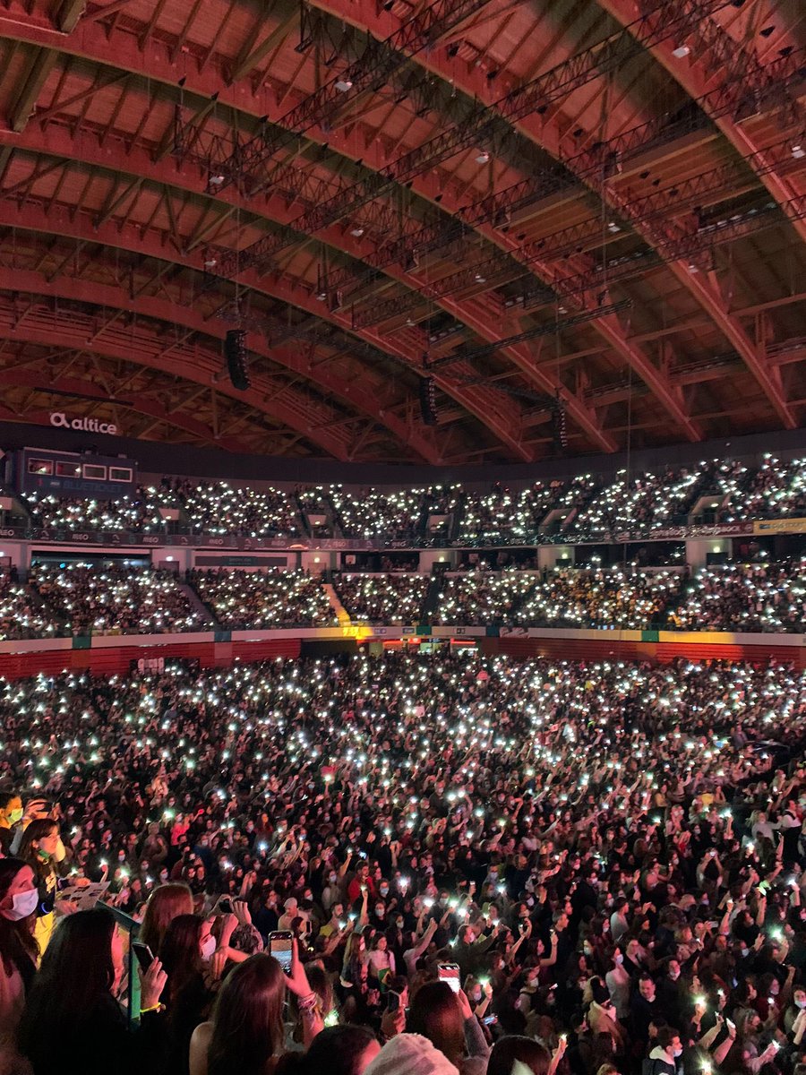 unitersupdate's tweet photo. Isso tudo aqui é POR ELES. 
Gente, sem palavras. 

#WaveYourFlagTour https://t.co/B5tlC55L4d
