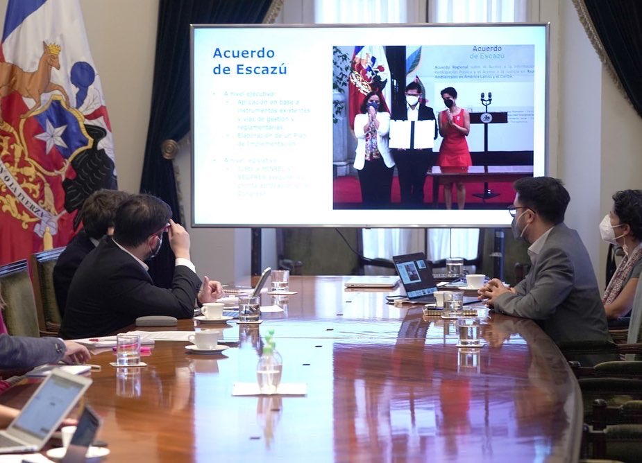Archivo20222026's tweet photo. Con el objetivo de coordinar y fijar los énfasis de la agenda medioambiental de nuestro Gobierno, el Presidente @gabrielboric se reunió hoy con la ministra del Medio Ambiente, @Maisa_Rojas. https://t.co/DeBjvOlw4a