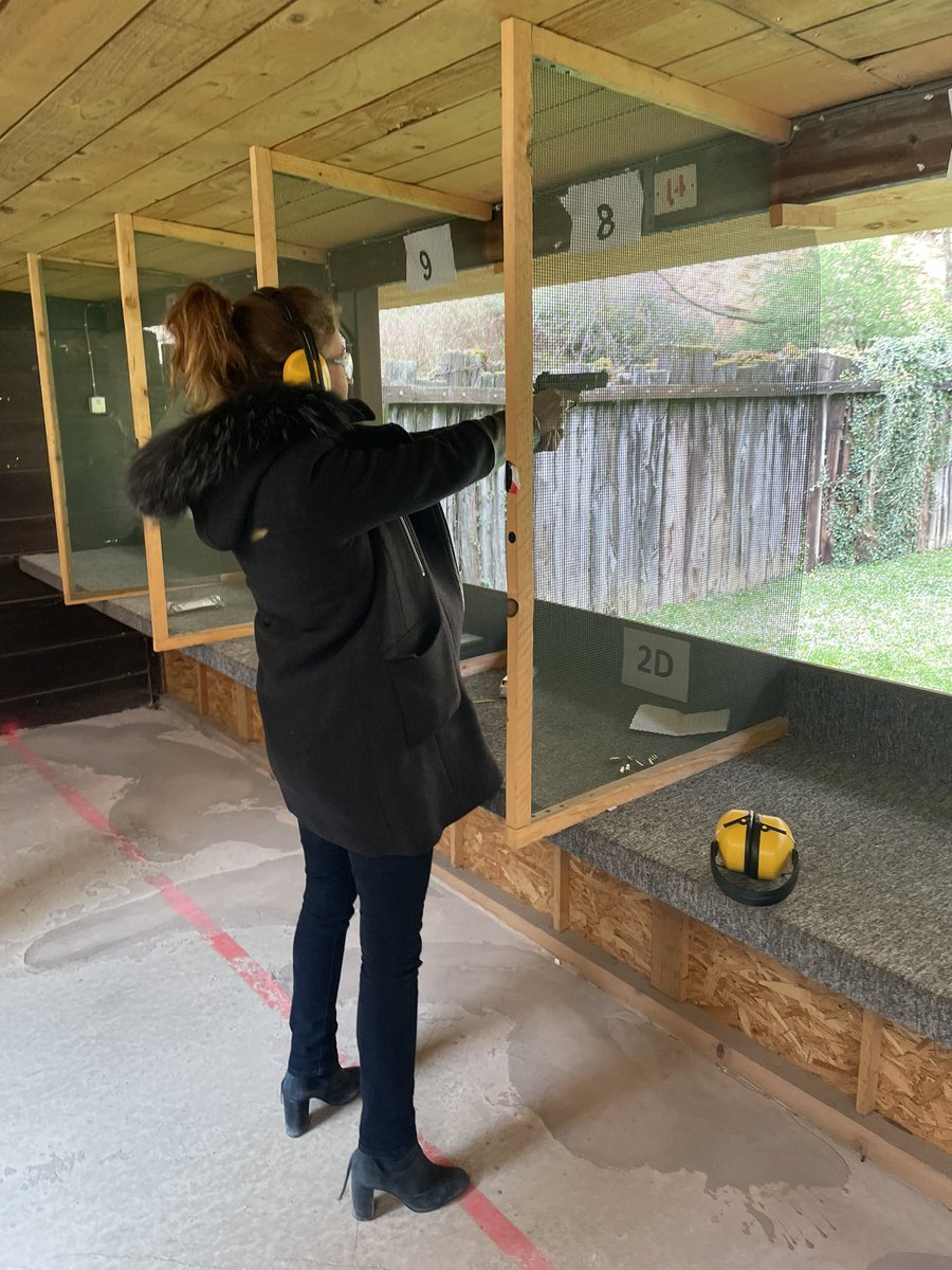 BBrocard's tweet photo. 🔫 Initiation (laborieuse!) au tir.
Depuis 1964, le Tir Olympique Lyonnais, niché dans les carrières de #Couzon, accueille 750 compétiteurs, professionnels (FDO) et amateurs dans plusieurs disciplines (10m 25m 50m 100m TSV CAS TAR…).
😉 Alain Delon «Parole de flic» au TOL (1985) https://t.co/gQpqVbjzK0