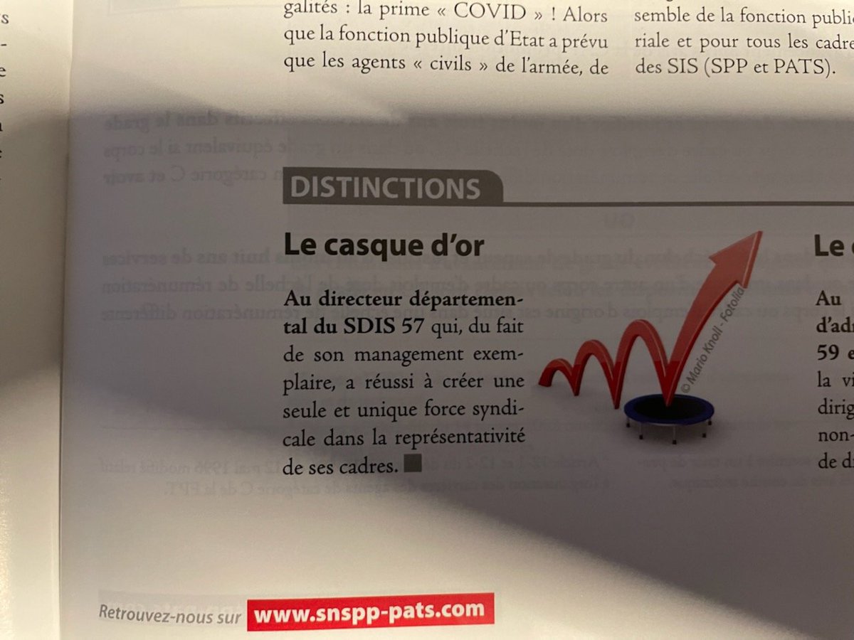 SNSPP_PATS_57's tweet photo. Et non ce n'est pas un 🐟 d'avril,,après avoir décoré notre PCASDIS d'un casque de bois il y a quelques annees.
Nous avons l'honneur d'attribuer un casque d'or à notre Directeur François Vallier
#SDIS57
#plein feux #snspp-pats https://t.co/pA8xvMEdDF