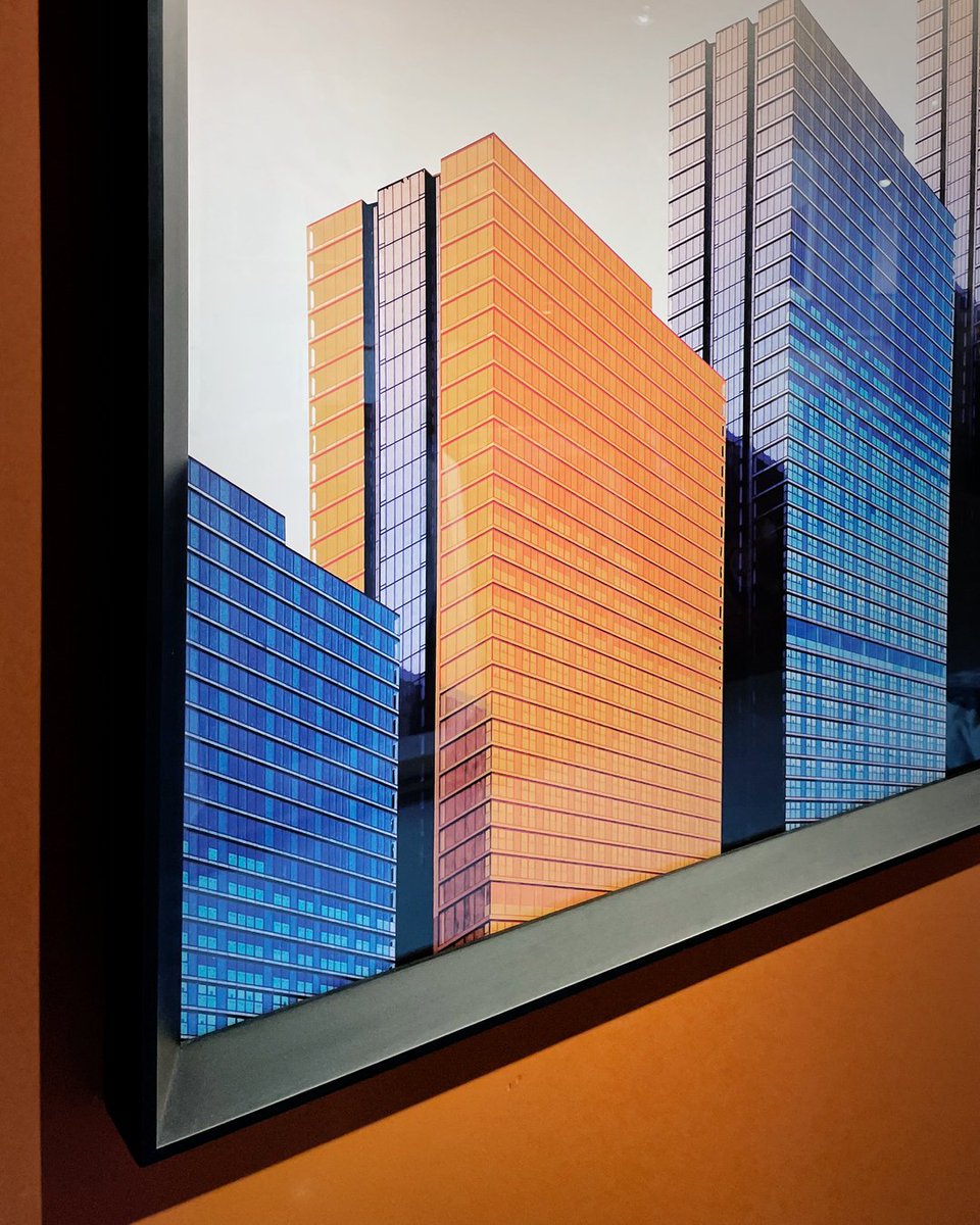 TopQuadros's tweet photo. Lindo quadro de prédios em tons de laranja e azul, com moldura triangular preta!... https://t.co/eKX6SCVcjE https://t.co/zflZLQlis0