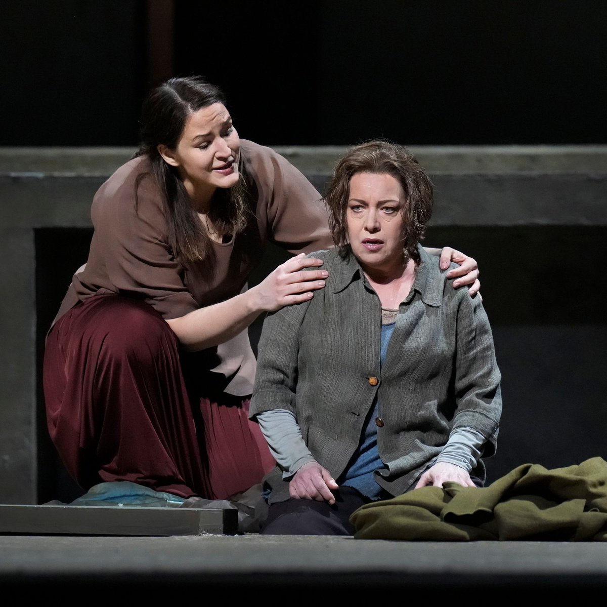 MetOpera's tweet photo. Tune in for a live radio broadcast of the opening performance of Strauss’s Elektra starring sopranos @NStemme and @LiseDavidsen—tonight at 6:55PM ET on our website and on @SIRIUSXM channel 355.

Learn more: https://t.co/hytInMQZ2a

📸 Ken Howard / Met Opera https://t.co/hCHz6oqdnS