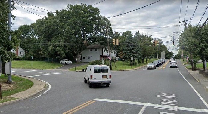 LIConnection's tweet photo. Same spot, different time periods. Today vs 1903 Cross Roads Well in #Commack #longisland #longislandconnection https://t.co/rMXvroh9RJ