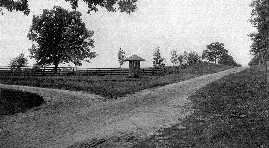 LIConnection's tweet photo. Same spot, different time periods. Today vs 1903 Cross Roads Well in #Commack #longisland #longislandconnection https://t.co/rMXvroh9RJ