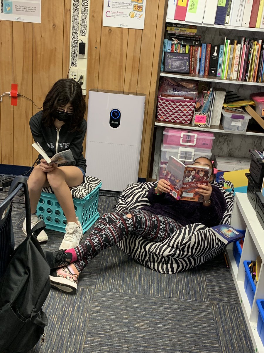 ashleyhann5th's tweet photo. We loved exploring our new classroom library books!!! Thank you #NISDELAR #ThisIsCNE #RootEdColoniesNorth #CNEReunited https://t.co/ehUmidUjZk
