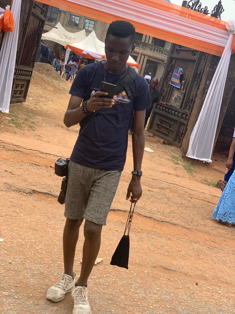 LamahPaparazzi's tweet photo. Your favorite Documentary Photographer today, at Umuoji Anambra state.
#MrPaparazzi📸
#DutyCall https://t.co/xWfBnUp2r7