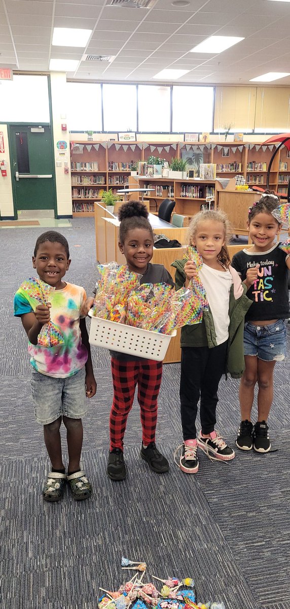 WestsideVCS's tweet photo. The primary students have been working hard on their FSA spirit bags & posters for their cross aged Buddies. We will pump our students up this Monday at the FSA Pep Rally πͺ Let's go Eagles! @DCopeland2014 @tdixon1972 @jess_bsimple #caringcommunity #rockthattest @volusiaschools https://t.co/9viKlEtqwf