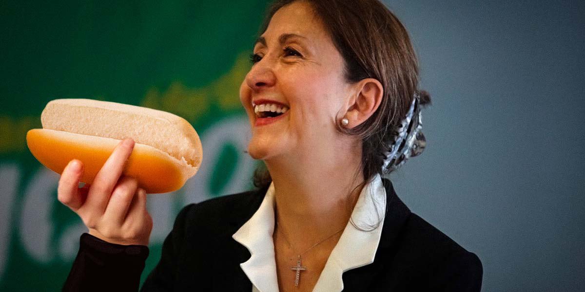 actualidadpanam's tweet photo. Ingrid Betancourt dice que quiere un Uribismo sin maquinarias y luego procede a comerse un perro caliente sin salchicha.<Noticia en desarrollo> https://t.co/yghqxvM5Fd