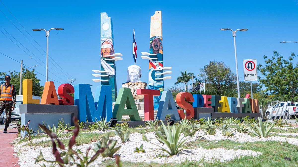 DeligneAB's tweet photo. En compañía de la Primera Dama @raquelarbaje dejamos inaugurada el remozamiento de la entrada del municipio Las Matas de Farfán  que incluye un busto en honor al periodista Orlando Martínez, por el escultor Jhonatan Sánchez. #ConstruyendoElCambio https://t.co/xDutlvl29A