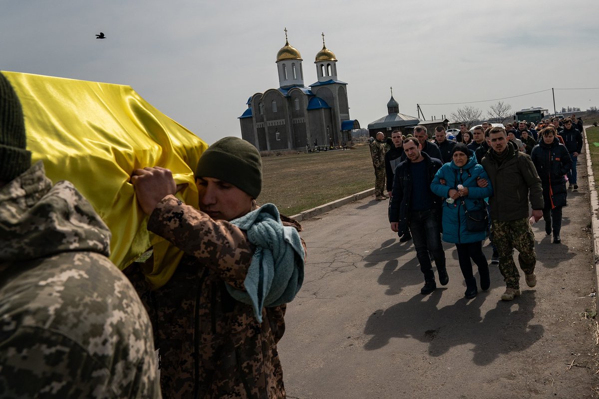 salwangeorges's tweet photo. Earlier this week in #Odesa, grieving families attended a memorial service for Ukrainian soldiers who died in #Mykolaiv. A #Russian Airstrike on 3/18 targeted a military brigade which killed at least 40 soldiers according to the Ukrainian military. @washingtonpost #Ukraine️War https://t.co/0I8MausnIb