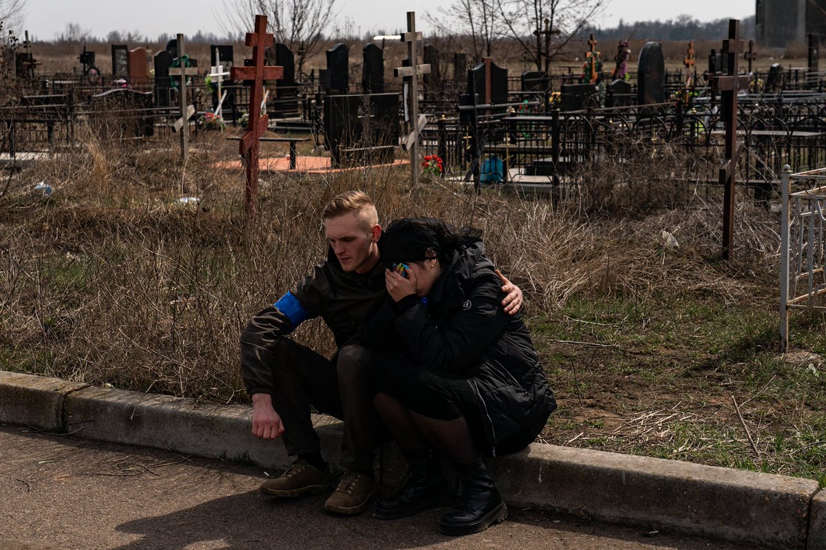 salwangeorges's tweet photo. Earlier this week in #Odesa, grieving families attended a memorial service for Ukrainian soldiers who died in #Mykolaiv. A #Russian Airstrike on 3/18 targeted a military brigade which killed at least 40 soldiers according to the Ukrainian military. @washingtonpost #Ukraine️War https://t.co/0I8MausnIb
