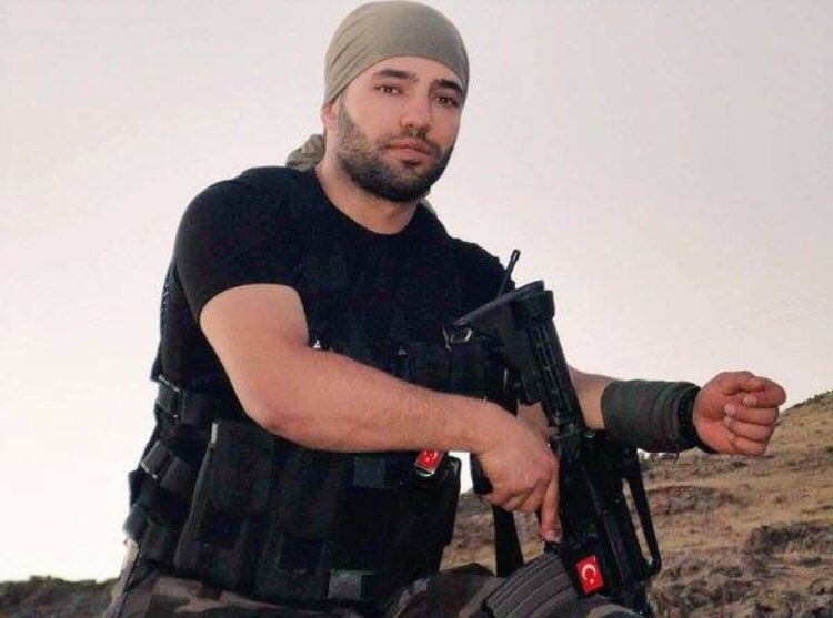 2016 yolunda Mardin’in Nusaybin İlçesi'nde operasyonda, PKK'lı teröristlerin tuzakladıkları patlayıcıyı infilak ettirmeleri sonucu şehit olan Özel Harekât Polisi İsrafil Kargı’yı şehadet senesinde rahmetle anıyoruz.Bir Fatiha okuyalım 🇹🇷