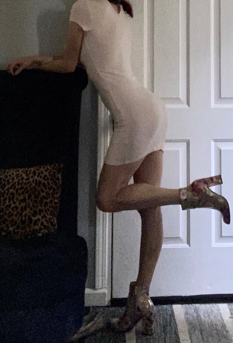badbunny444of's tweet photo. Trying to figure out what to wear to my VIP event tomorrow!! Green or pink!?

#OOTD #fashionblogger #modeling #vipbooth #girlsnight #legsfordays #springishere #dressup #ContentCreator https://t.co/CWGLP1FXaW