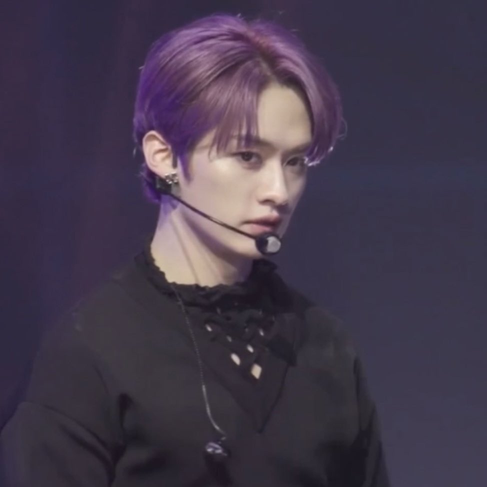 linoscookie's tweet photo. lee know in this outfit is like a drug to me https://t.co/EraGO0DpqL