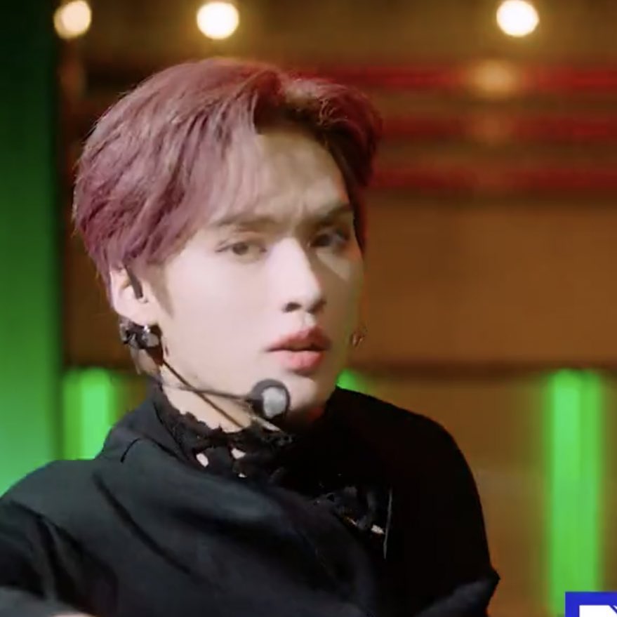 linoscookie's tweet photo. lee know in this outfit is like a drug to me https://t.co/EraGO0DpqL