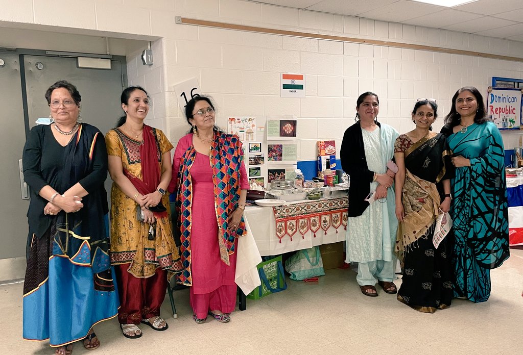reddysiva's tweet photo. @FinestEducator Wonderful Staff, Students and PTA @es_flower International Day ! https://t.co/3zr0QexFKX