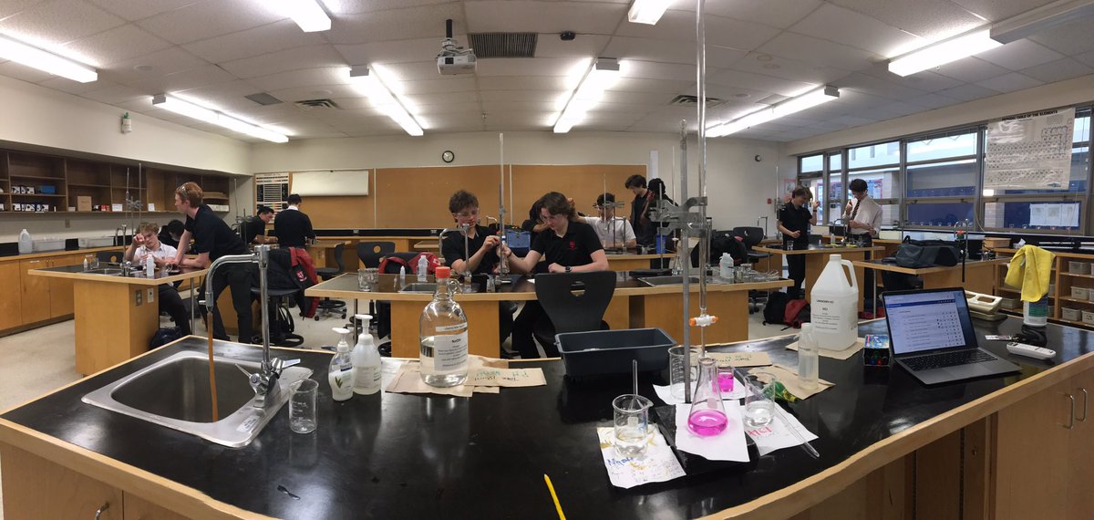 DocWeb_BC's tweet image. #chemistry in action @SaintsBC on a Friday last block.