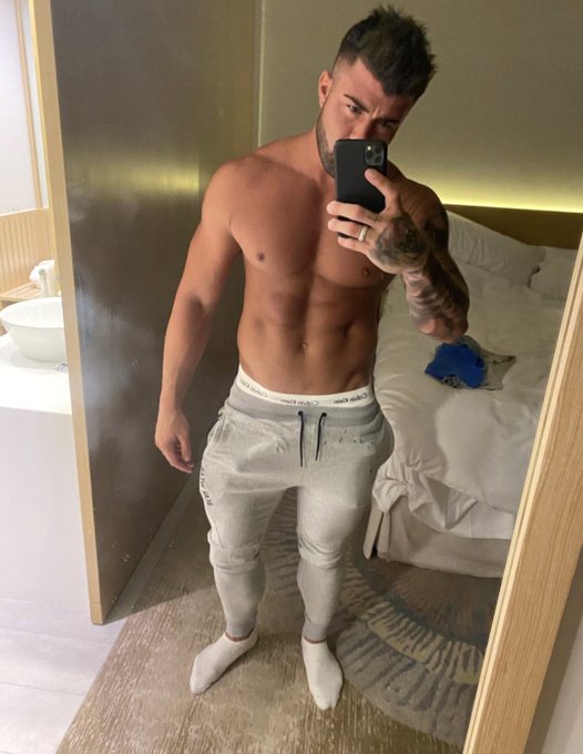 I really don&rsquo;t get the fascination with guys in grey sweatpants???   https://t.co/G7l17SxER2 https://t