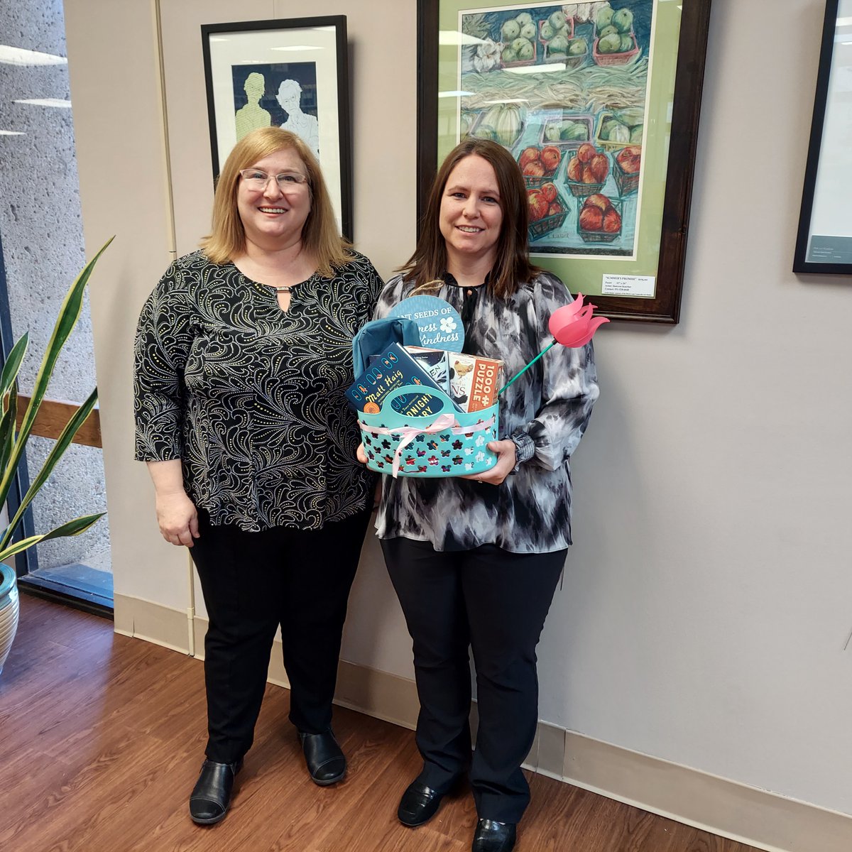 PutnamLibraryTN's tweet photo. Congratulations to our Women Authors Tournament Bracket Winner, Amy Davis! Pictured right to left: Amy Davis, prize winner, and Cynthia Julian-Simmons, Adult Services Librarian. #PutnamCountyLibrarySystem #morethanjustbooks #MostImportantPlaceInTown https://t.co/i3hS7L7y43