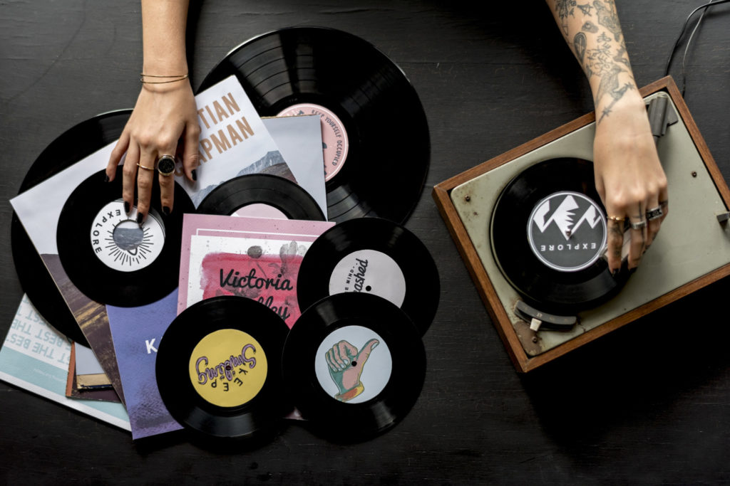 RollingStoneFra's tweet photo. 🎧 La playlist du week-end est en ligne : https://t.co/qpc6a1laIO
Retrouvez @GlacierVeinsPDX, @hoovaranas, #DamnJanis, #Greyborn, #JayandtheCooks, #IndraRiosMoore, #DirtySoundMagnet, #stoneaxe , @FabulouSheep, #Telltale et @Killingjokeband. https://t.co/YGARWfSChY
